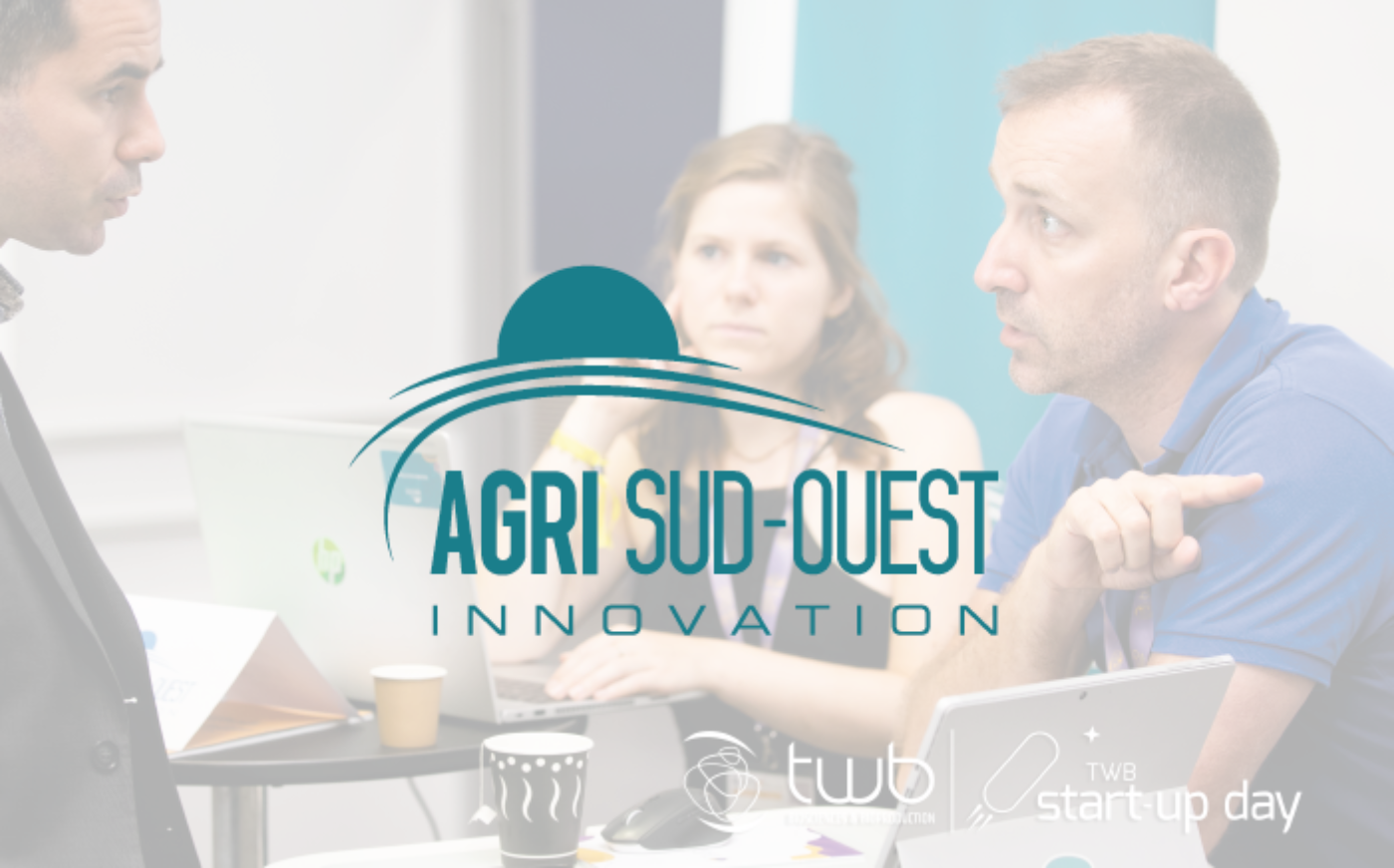 Deux personnes discutent